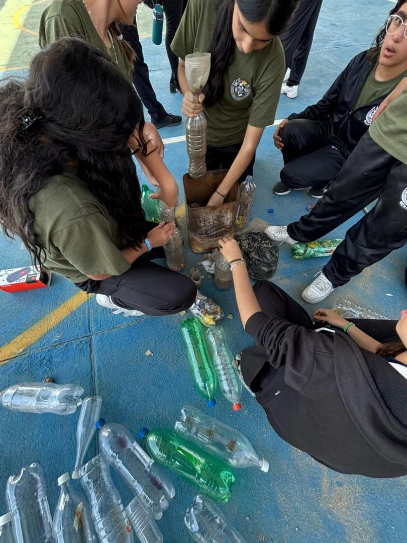Estudiantes cuidando las plantas del huerto