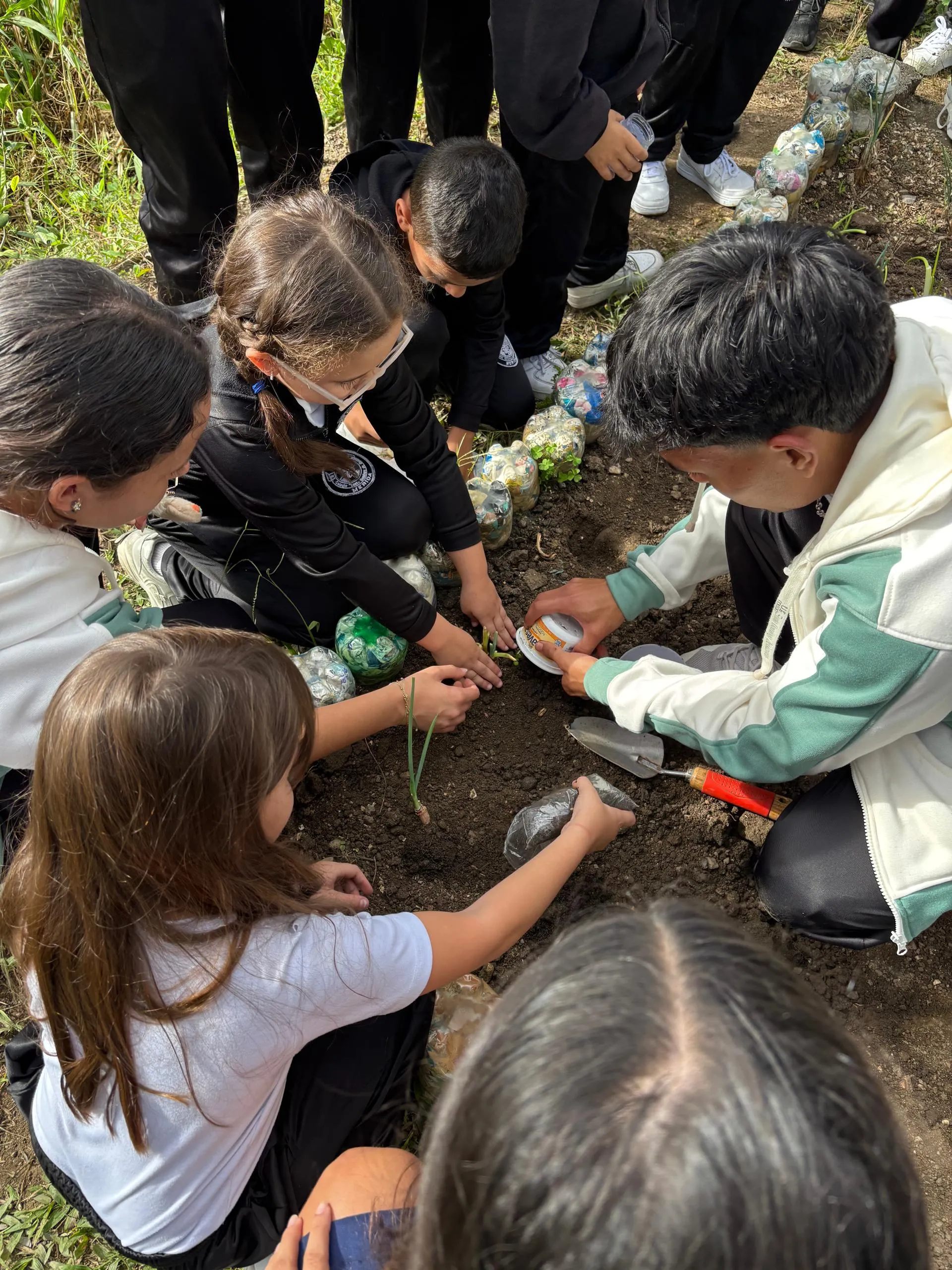 Estudiantes de primaria recorriendo el huerto escolar CSDG