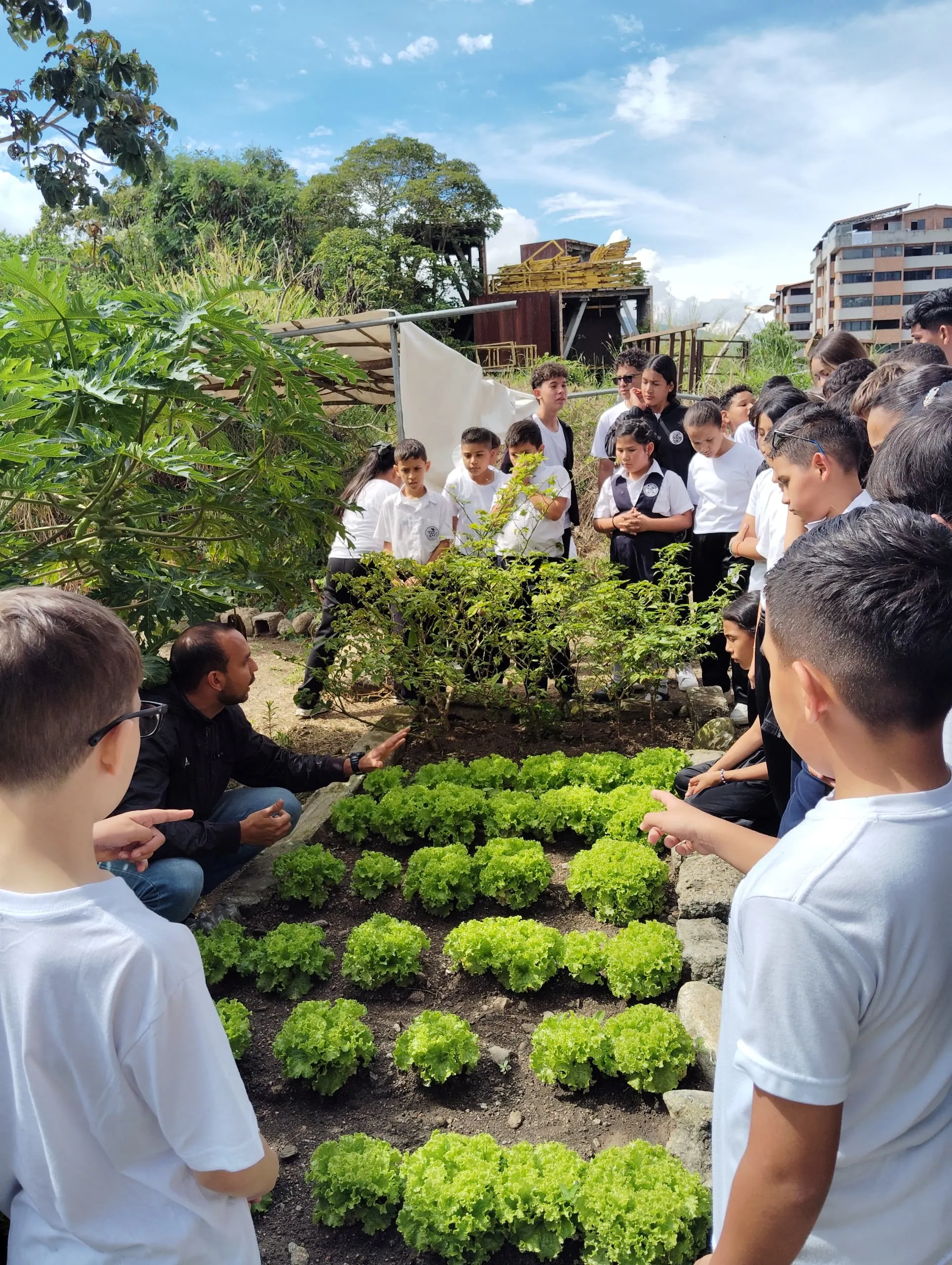Brigada Sentimiento Ecológico guiando a los estudiantes