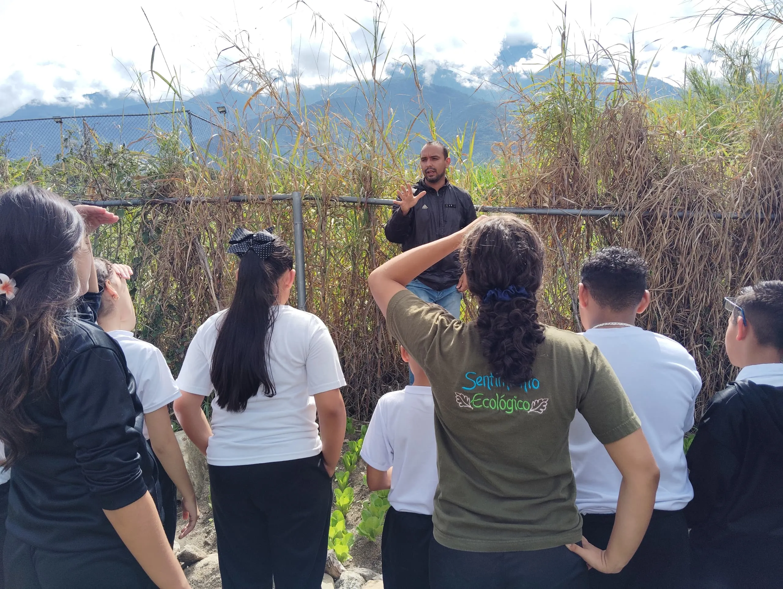 Estudiantes de primaria en la visita al huerto