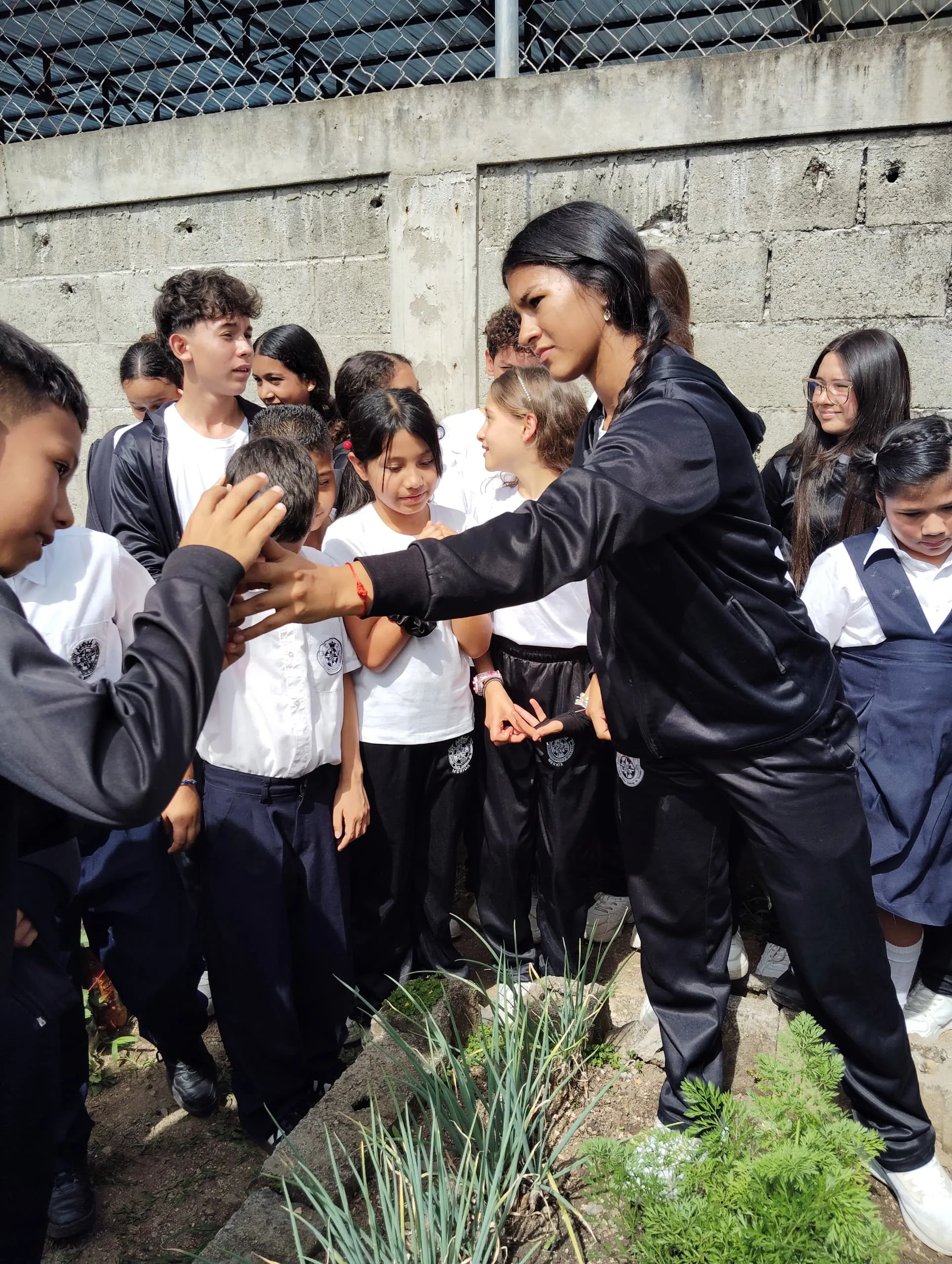 Grupo de estudiantes en el huerto escolar CSDG